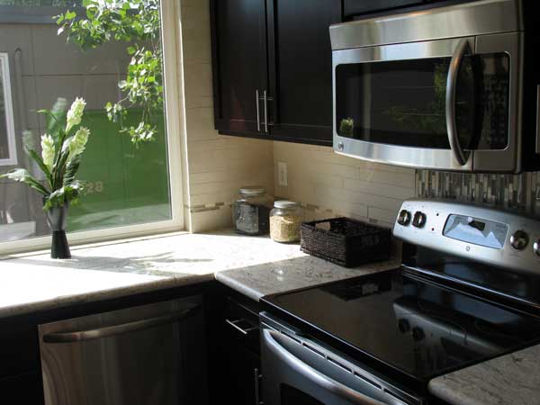 Simple, modern kitchen tile design